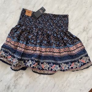 HOLLISTER PATTERNED MINI SKIRT